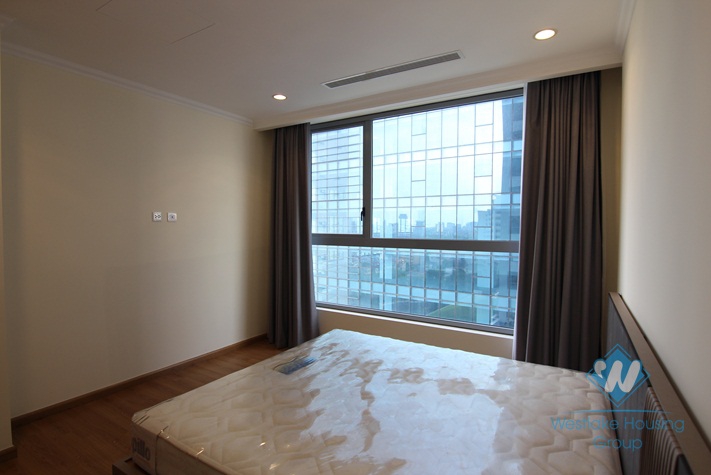 Nice and warm apartment for rent in Vinhomes Nguyen Chi Thanh, Dong Da district, Ha Noi